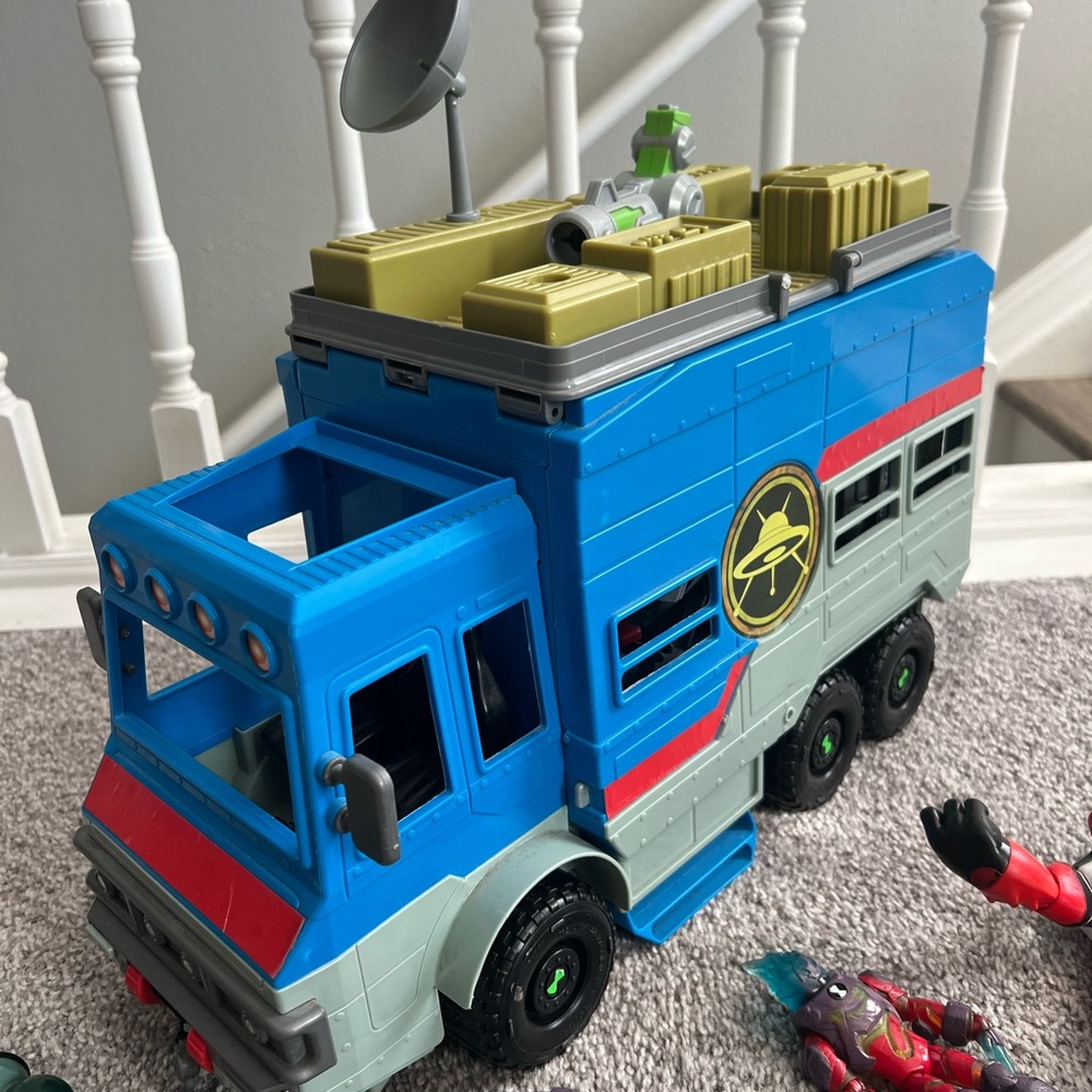 Ben 10 lot of figurines and Rustbucket Camper / RV - GUC - READ description - Picture 2 of 3
